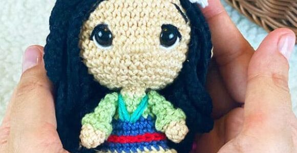 Receita de amigurumi em PDF – Mulan mini boneca