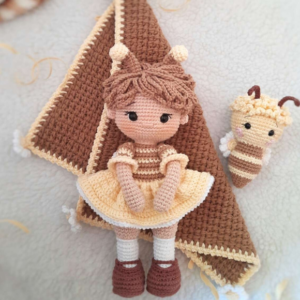 Receita de amigurumi em PDF - Boneca Melissa - A Abelhinha