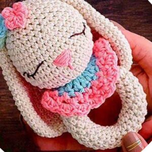 Receita de amigurumi em PDF - Chocalho Bebê Coelho