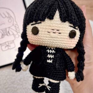 Receita de amigurumi em PDF - Wandinha - Familia Addams