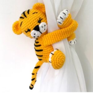 Receita de amigurumi em PDF - Tigre abraça cortina