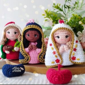 Receita de amigurumi em PDF - Mini Santinhas pingente para carro