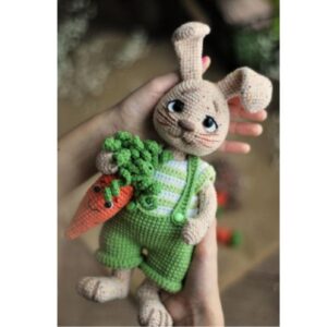 Receita de amigurumi em PDF -  Coelho com cenoura