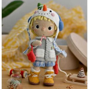 Receita de amigurumi em PDF - Boneca Fany com fantasia de boneco de neve