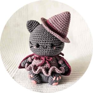 Receita de amigurumi em PDF - Luna , a gata Bruxa