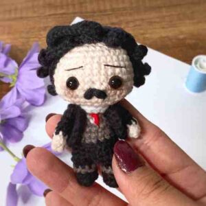 Receita  de amigurumi em PDF - Edgard Allan Poe