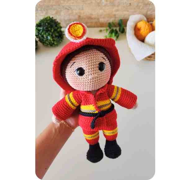 Receita de amigurumi em PDF - Bombeiro