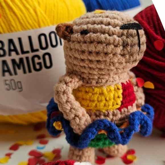 Receita de amigurumi em PDF - Capivara do frevo