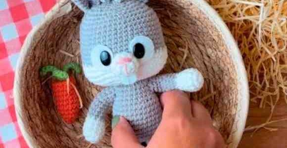 Oficina gratuita ensina a criar Coelho da Páscoa de amigurumi; ideal para iniciantes