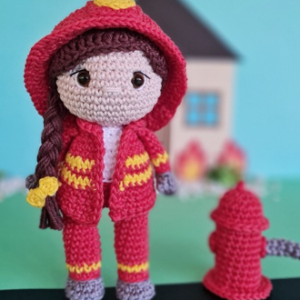 Receita de amigurumi em PDF - Bombeira - 18cm